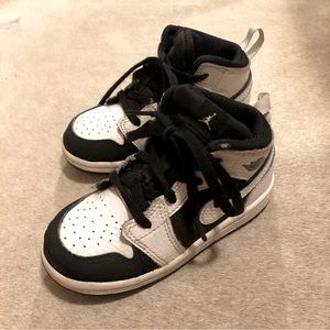 Nike Jordan 1 Mid Tuxedo